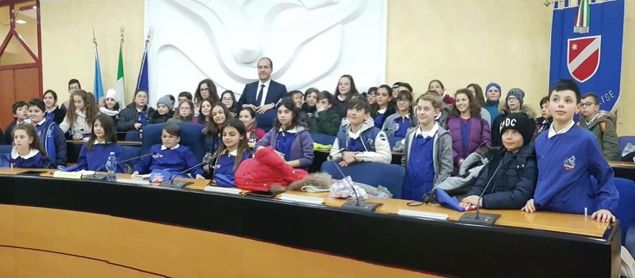 VISITA DEI RAGAZZI DEL PRIMO CIRCOLO DIDATTICO DI TERMOLI AL CONSIGLIO REGIONALE, MICONE: DOBBIAMO AVVICINARE L'ISTITUZIONE AI GIOVANI