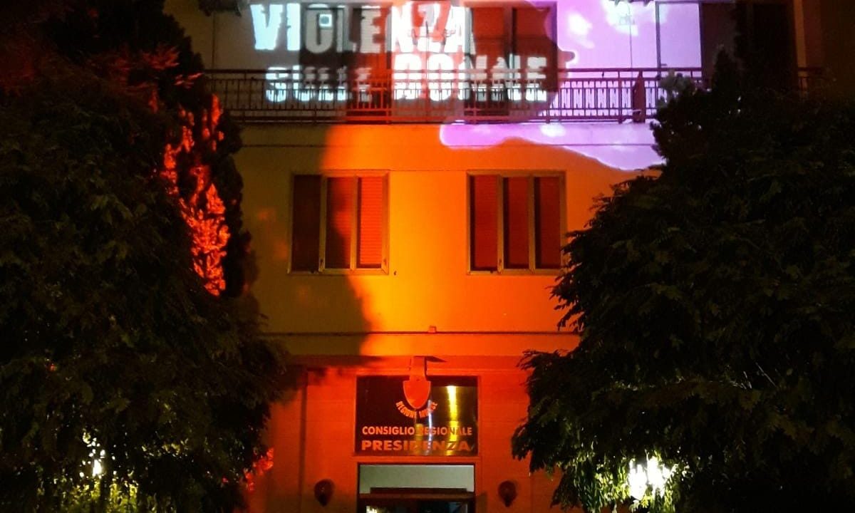 PALAZZO D'AIMMO SI ILLUMINA DI BIANCO E DI ARANCIONE IN VISTA DELLA GIORNATA INTERNAZIONALE PER LA LOTTA CONTRO LA VIOLENZA SULLE DONNE