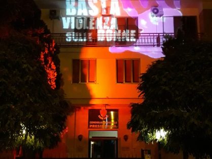 PALAZZO D'AIMMO SI ILLUMINA DI BIANCO E DI ARANCIONE IN VISTA DELLA GIORNATA INTERNAZIONALE PER LA LOTTA CONTRO LA VIOLENZA SULLE DONNE