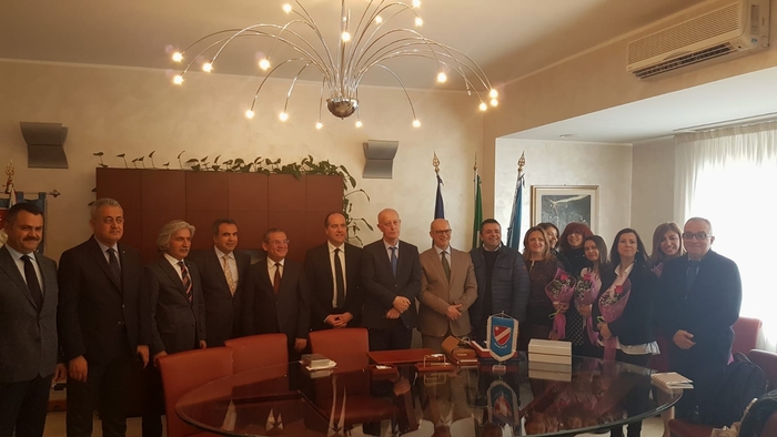 IL PRESIDENTE MICONE RICEVE IN CONSIGLIO REGIONALE II PARTECIPANTI AL PROGETTO “TOGETHER&STRONGER” E II RAPPRESENTANTI DEL GOVERNO DI IZMIR ACCOMPAGNATI DAL SINDACO DI RIPALIMOSANI